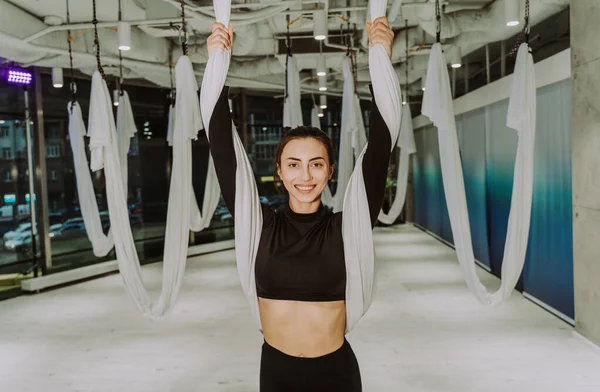 Mooie Atletische Vrouw Training Een Fitnessruimte Het Doen Van Stretching — Stockfoto