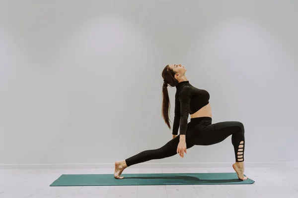 Hermoso Entrenamiento Mujer Atlética Gimnasio Haciendo Ejercicios Estiramiento Antes Del —  Fotos de Stock