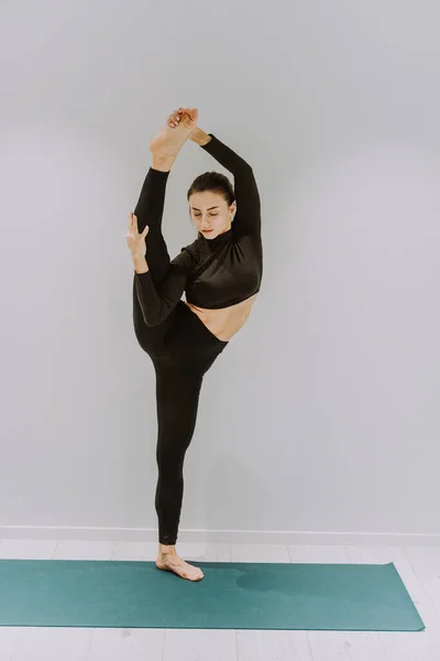 Mooie Atletische Vrouw Training Een Fitnessruimte Het Doen Van Stretching — Stockfoto