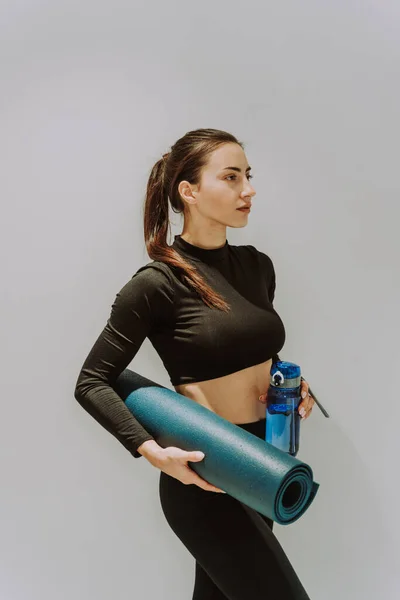 Krásná Atletická Žena Trénink Tělocvičně Dělá Strečink Cvičení Před Cvičením — Stock fotografie