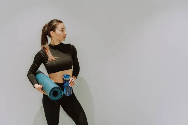 Vacker Atletisk Kvinna Utbildning Ett Gym Gör Stretching Övningar Innan — Stockfoto
