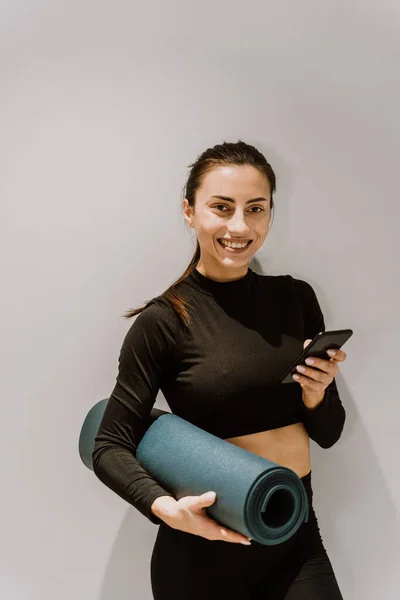 Όμορφη Αθλητική Γυναίκα Κατάρτισης Ένα Γυμναστήριο Κάνει Διατάσεις Ασκήσεις Πριν — Φωτογραφία Αρχείου