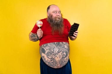 Komik ve komik şişman adam sağlıksız yiyeceğe aç