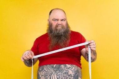 Komik ve komik şişman adam sağlıksız yiyeceğe aç