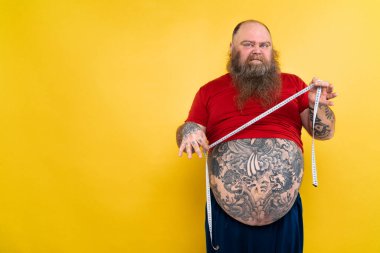 Komik ve komik şişman adam sağlıksız yiyeceğe aç