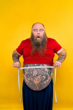 Komik ve komik şişman adam sağlıksız yiyeceğe aç