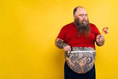 Komik ve komik şişman adam sağlıksız yiyeceğe aç