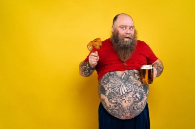 Komik ve komik şişman adam sağlıksız yiyeceğe aç