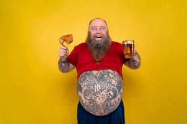 Komik ve komik şişman adam sağlıksız yiyeceğe aç