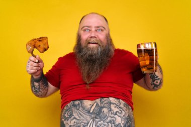 Komik ve komik şişman adam sağlıksız yiyeceğe aç