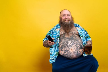 Komik ve komik şişman adam sağlıksız yiyeceğe aç