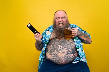 Komik ve komik şişman adam sağlıksız yiyeceğe aç