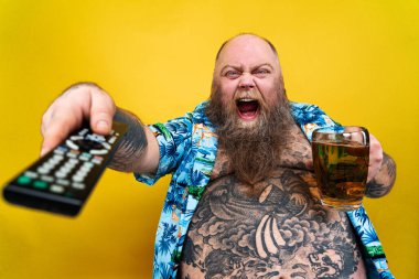 Komik ve komik şişman adam sağlıksız yiyeceğe aç