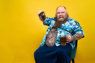 Komik ve komik şişman adam sağlıksız yiyeceğe aç