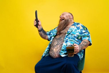 Komik ve komik şişman adam sağlıksız yiyeceğe aç