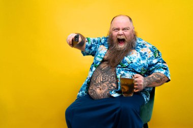 Komik ve komik şişman adam sağlıksız yiyeceğe aç