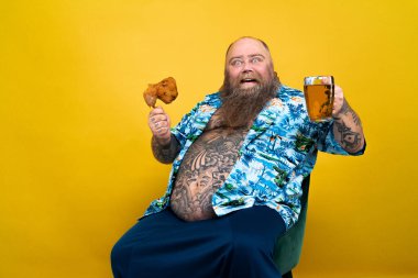 Komik ve komik şişman adam sağlıksız yiyeceğe aç