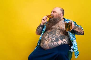 Komik ve komik şişman adam sağlıksız yiyeceğe aç