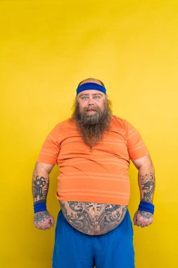 Kilolu bir adamın kilo sorunu var ve diyet ve spor yapmaya çalışıyor. Komik bir karakter.