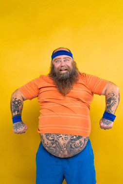 Kilolu bir adamın kilo sorunu var ve diyet ve spor yapmaya çalışıyor. Komik bir karakter.