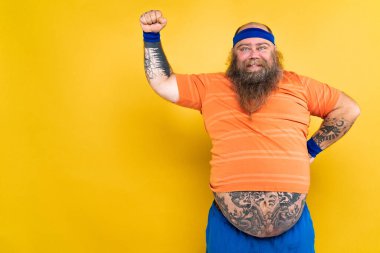 Kilolu bir adamın kilo sorunu var ve diyet ve spor yapmaya çalışıyor. Komik bir karakter.