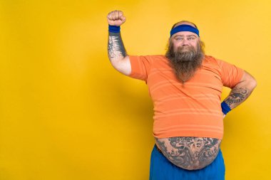 Kilolu bir adamın kilo sorunu var ve diyet ve spor yapmaya çalışıyor. Komik bir karakter.