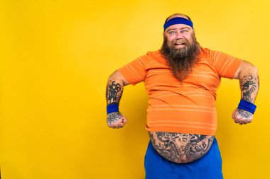 Kilolu bir adamın kilo sorunu var ve diyet ve spor yapmaya çalışıyor. Komik bir karakter.