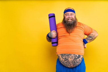 Kilolu bir adamın kilo sorunu var ve diyet ve spor yapmaya çalışıyor. Komik bir karakter.