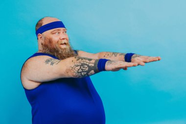 Kilolu bir adamın kilo sorunu var ve diyet ve spor yapmaya çalışıyor. Komik bir karakter.