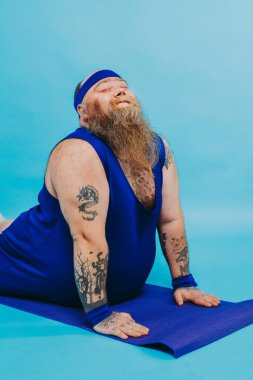 Kilolu bir adamın kilo sorunu var ve diyet ve spor yapmaya çalışıyor. Komik bir karakter.