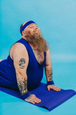 Kilolu bir adamın kilo sorunu var ve diyet ve spor yapmaya çalışıyor. Komik bir karakter.