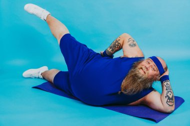 Kilolu bir adamın kilo sorunu var ve diyet ve spor yapmaya çalışıyor. Komik bir karakter.