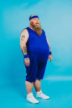 Kilolu bir adamın kilo sorunu var ve diyet ve spor yapmaya çalışıyor. Komik bir karakter.