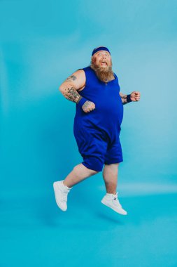 Kilolu bir adamın kilo sorunu var ve diyet ve spor yapmaya çalışıyor. Komik bir karakter.