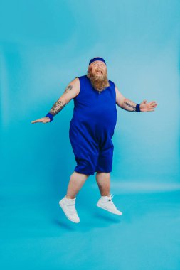 Kilolu bir adamın kilo sorunu var ve diyet ve spor yapmaya çalışıyor. Komik bir karakter.