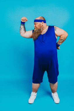 Kilolu bir adamın kilo sorunu var ve diyet ve spor yapmaya çalışıyor. Komik bir karakter.