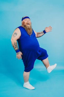 Kilolu bir adamın kilo sorunu var ve diyet ve spor yapmaya çalışıyor. Komik bir karakter.