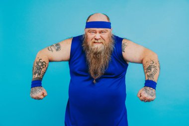 Kilolu bir adamın kilo sorunu var ve diyet ve spor yapmaya çalışıyor. Komik bir karakter.