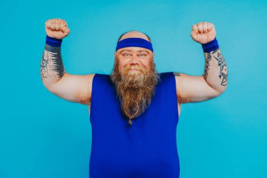 Kilolu bir adamın kilo sorunu var ve diyet ve spor yapmaya çalışıyor. Komik bir karakter.