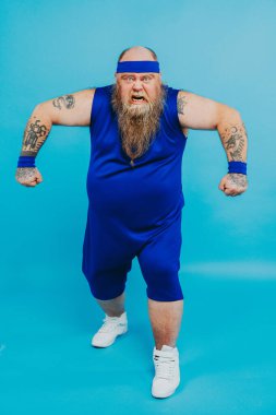 Kilolu bir adamın kilo sorunu var ve diyet ve spor yapmaya çalışıyor. Komik bir karakter.