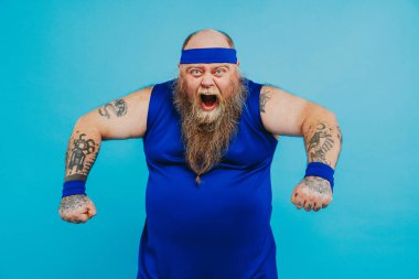 Kilolu bir adamın kilo sorunu var ve diyet ve spor yapmaya çalışıyor. Komik bir karakter.