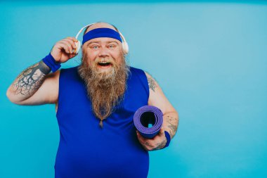 Kilolu bir adamın kilo sorunu var ve diyet ve spor yapmaya çalışıyor. Komik bir karakter.