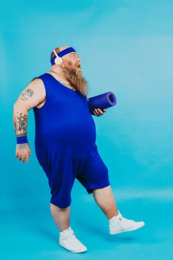 Kilolu bir adamın kilo sorunu var ve diyet ve spor yapmaya çalışıyor. Komik bir karakter.