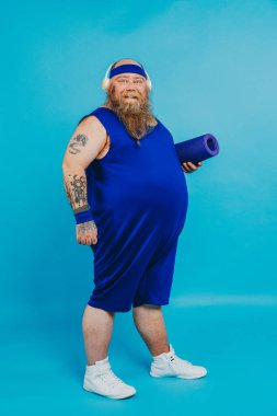 Kilolu bir adamın kilo sorunu var ve diyet ve spor yapmaya çalışıyor. Komik bir karakter.