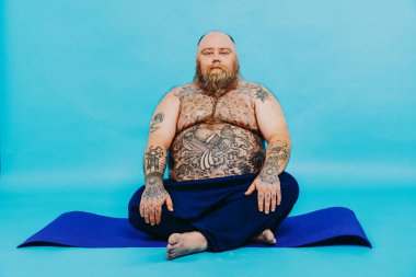 Komik şişman adam yoga meditasyonu yapıyor, komik ve ironik karakter