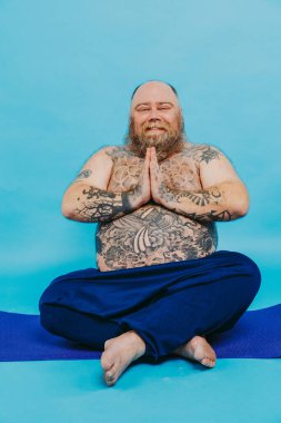 Komik şişman adam yoga meditasyonu yapıyor, komik ve ironik karakter