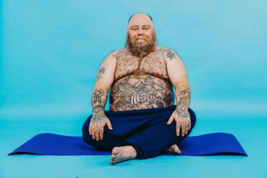Komik şişman adam yoga meditasyonu yapıyor, komik ve ironik karakter