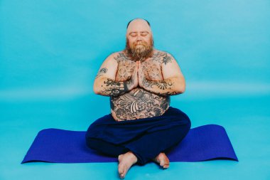 Komik şişman adam yoga meditasyonu yapıyor, komik ve ironik karakter