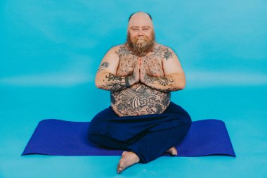 Komik şişman adam yoga meditasyonu yapıyor, komik ve ironik karakter