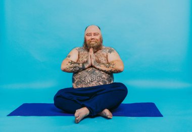 Komik şişman adam yoga meditasyonu yapıyor, komik ve ironik karakter